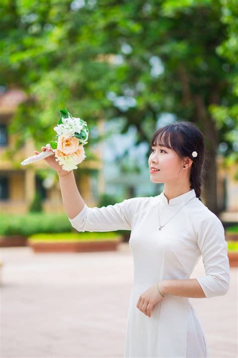 白のアオザイを着ている写真（女子学生） 14枚